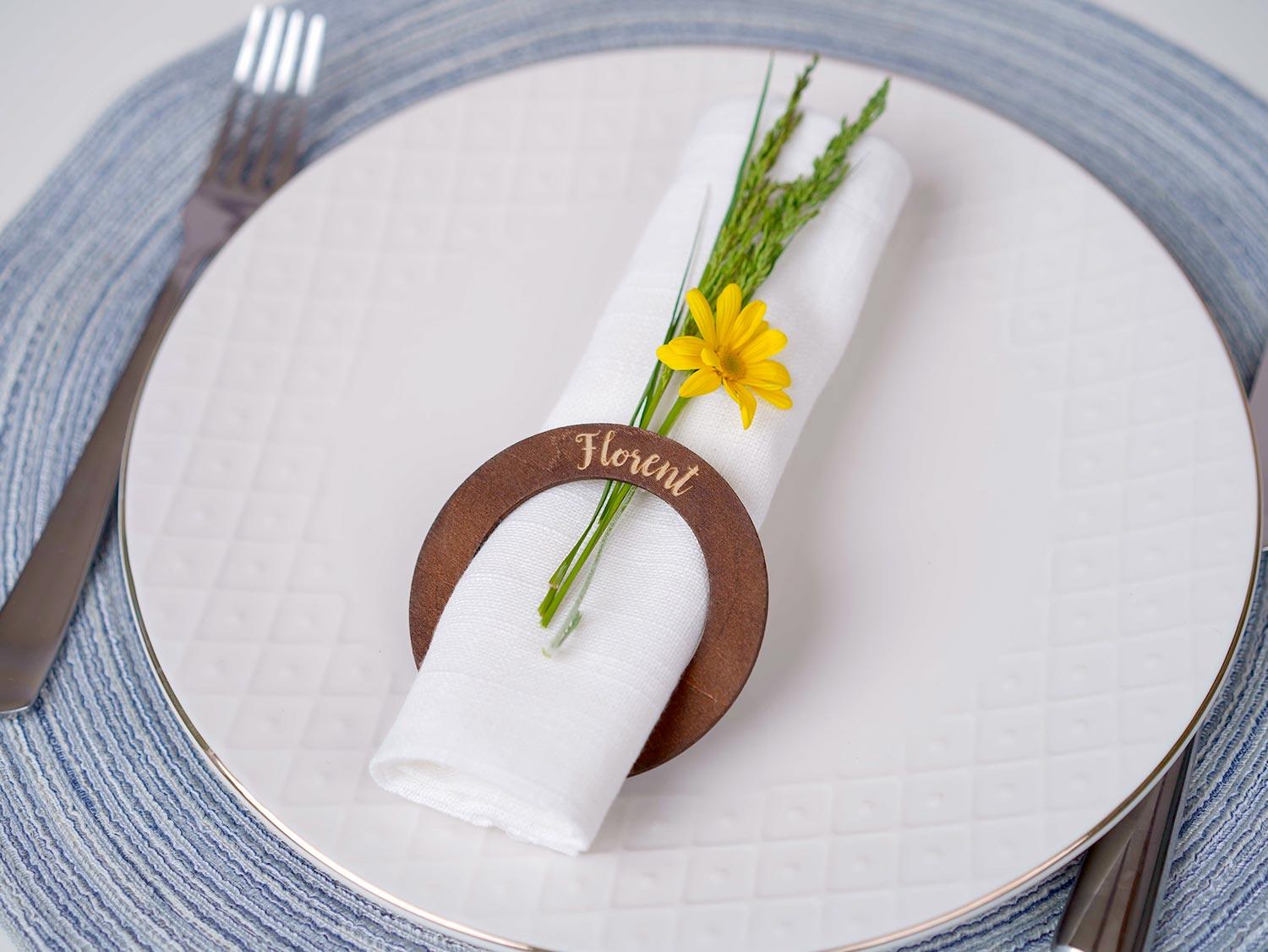 Marque place en bois, Nom de table personnalisé, Cercle