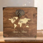 Urne mariage personnalisée teinte noyer – Carte du monde