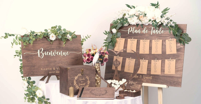Table d'accueil de mariage avec urne en bois gravé, livre d'or et panneau de bienvenue assortis