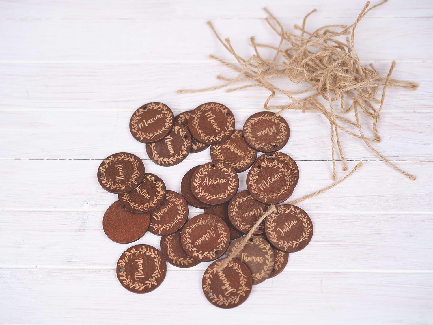 Marque place en bois, Nom de table personnalisé, Rond