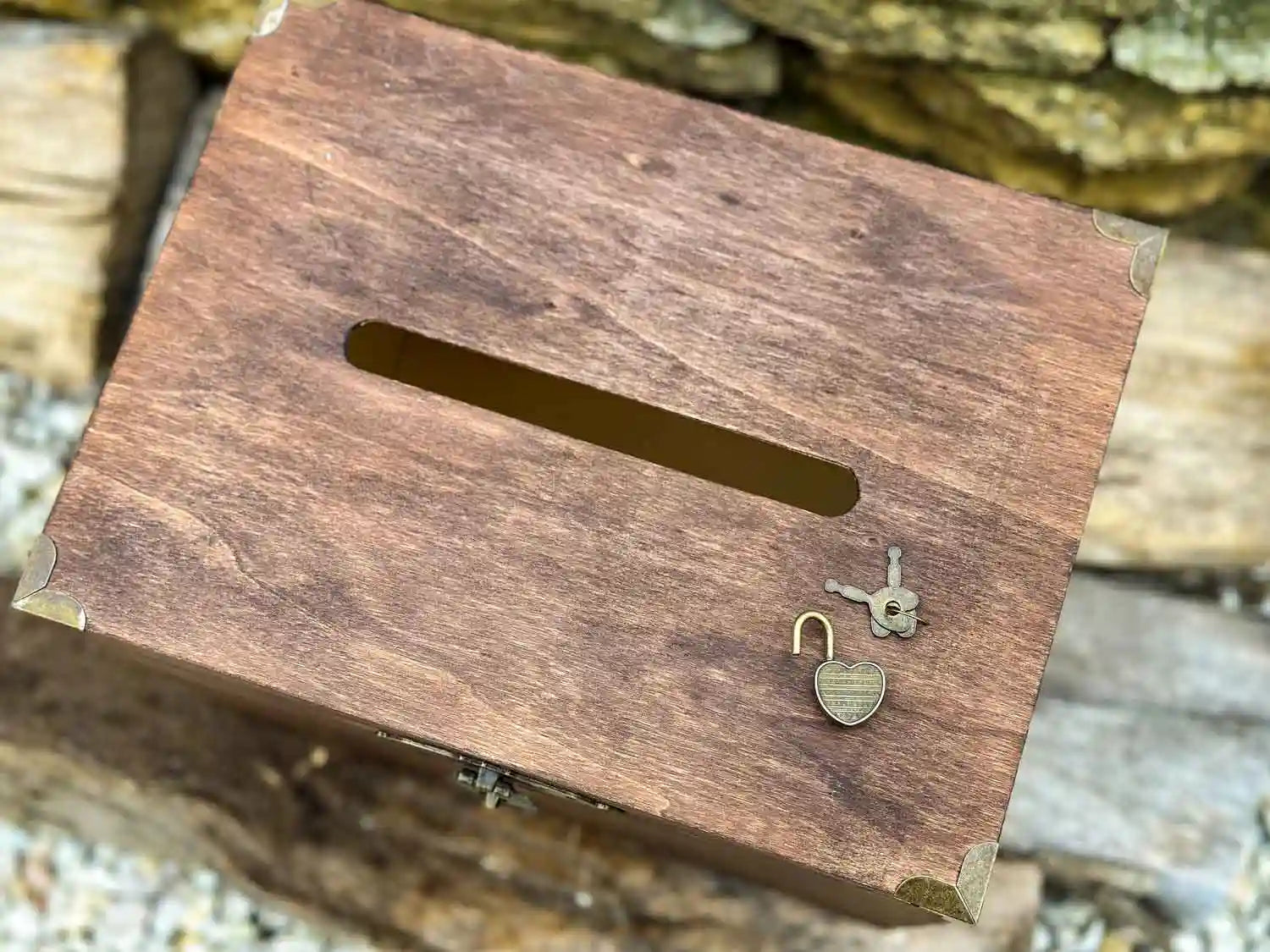 Urne mariage personnalisée teinte noyer – Les tourtereaux