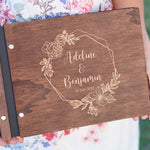 Livre d'or mariage en bois teinte noyer - hexagone en fleur