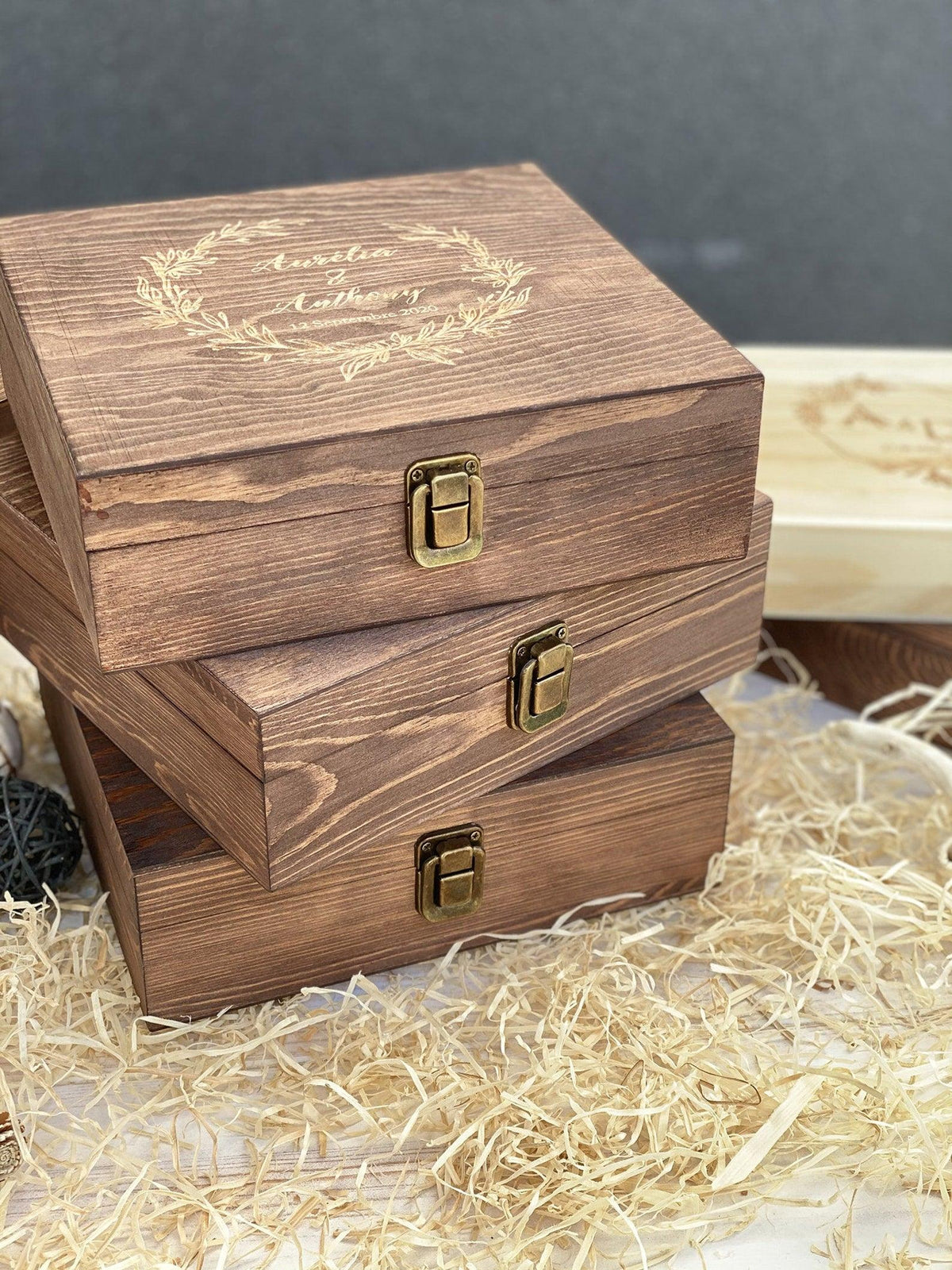 Boite de souvenir en bois rustique - style couronne de laurier