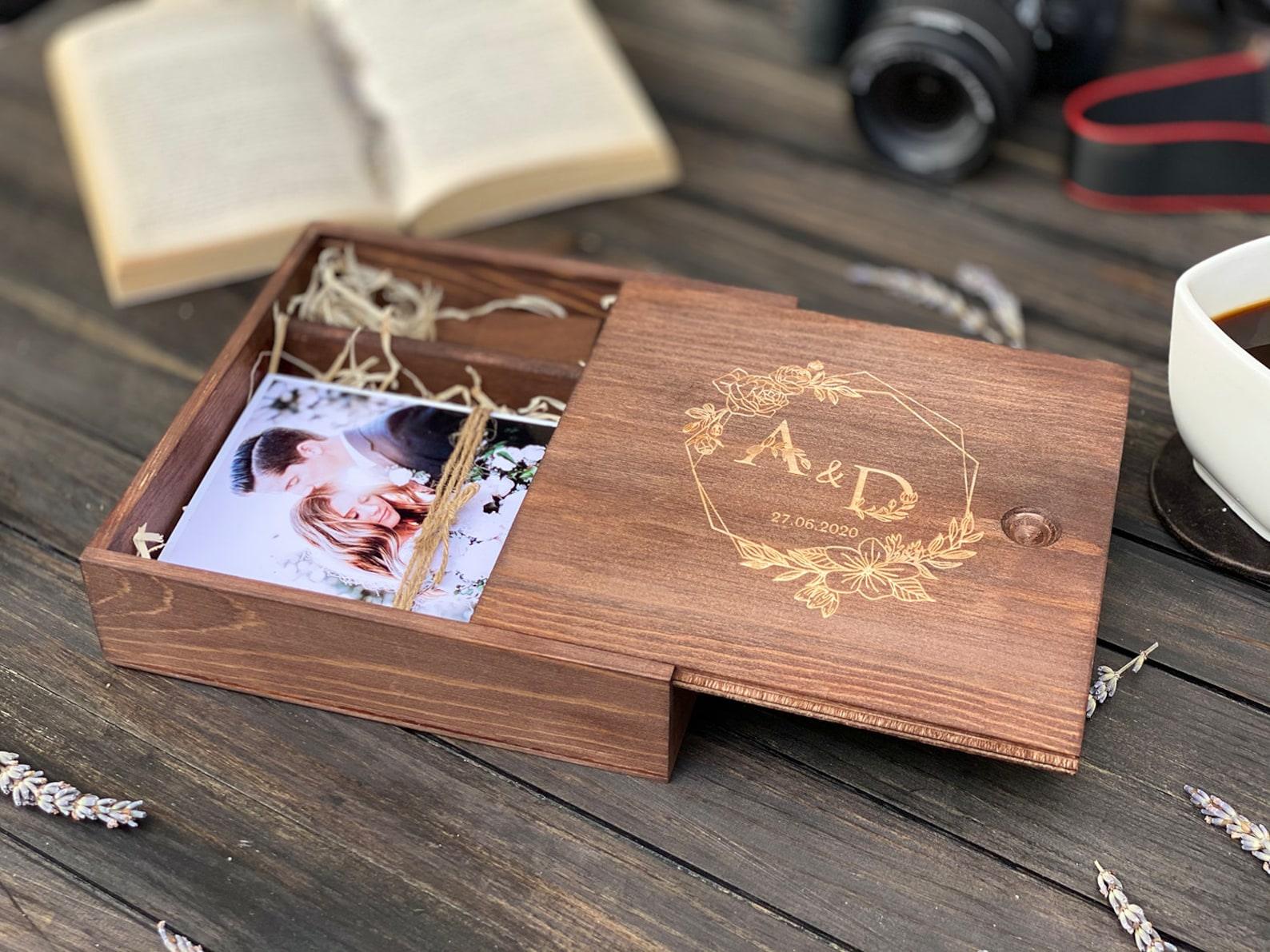 Boite à photo en bois personnalisée 10x15cm - 01 - Monzaya